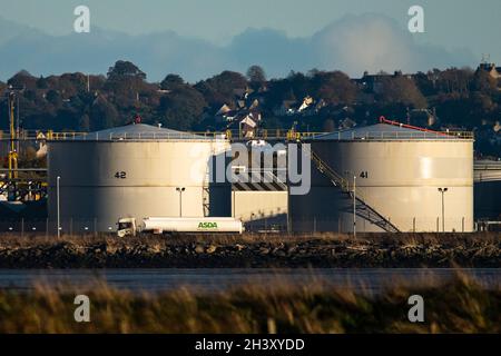 Grangemouth, Scozia, Regno Unito. 30 Ott 2021. NELLA FOTO: Viste della raffineria di petrolio di Ineos Grangemouth viste il giorno prima dell'inizio della Conferenza sul cambiamento climatico COP26 a Glasgow. Alla vigilia del vertice sui cambiamenti climatici, dove Greta Thunburg ha fatto piede a Glasgow a marzo più tardi nella settimana per far si che i leader mondiali si impegnassero a ridurre le emissioni e smettere di utilizzare combustibili fossili, il che rappresenta una minaccia diretta per il business della raffineria petrolifera di Grangemouth. Credit: Colin Fisher/Alamy Live News Foto Stock