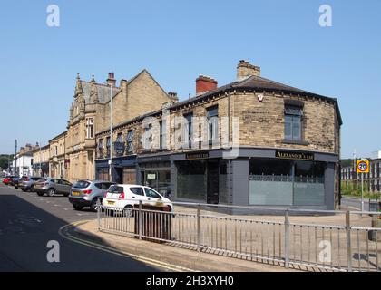Negozi e bar su bradford Road a brighouse West yorkshire Foto Stock