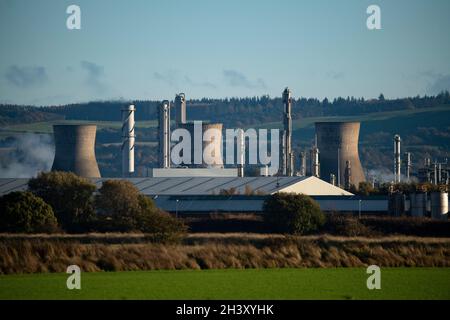 Grangemouth, Scozia, Regno Unito. 30 Ott 2021. NELLA FOTO: Viste della raffineria di petrolio di Ineos Grangemouth viste il giorno prima dell'inizio della Conferenza sul cambiamento climatico COP26 a Glasgow. Alla vigilia del vertice sui cambiamenti climatici, dove Greta Thunburg ha fatto piede a Glasgow a marzo più tardi nella settimana per far si che i leader mondiali si impegnassero a ridurre le emissioni e smettere di utilizzare combustibili fossili, il che rappresenta una minaccia diretta per il business della raffineria petrolifera di Grangemouth. Credit: Colin Fisher/Alamy Live News Foto Stock