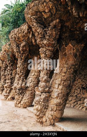 Barcellona, Spagna - 15 dicembre 2019: Vicoli a piedi nel Parco Guell, Barcellona, Spagna. Foto Stock