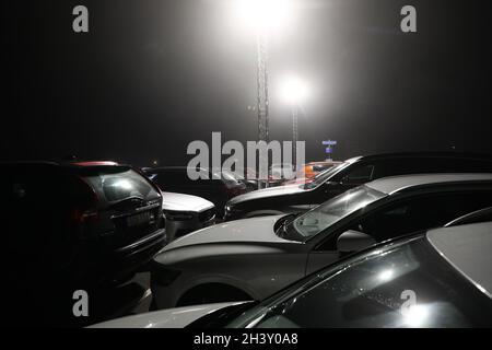 Il sabato, durante Halloween allo Zoo di Kolmarden, le auto parcheggiate sono parcheggiate presso il parcheggio. Tra il 16 ottobre e il 7 novembre, Halloween è organizzato nello zoo appena fuori Norrköping, Svezia. Foto Stock