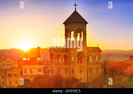 Campanile vicino alla chiesa della Santissima Trinità tramonto panorama a Tbilisi, Georgia Foto Stock