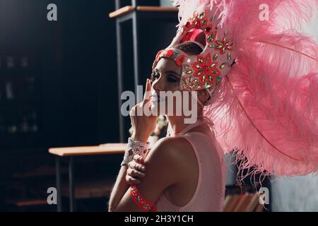 Donna in costume di samba o di Lambada con piume rosa piumino Foto Stock