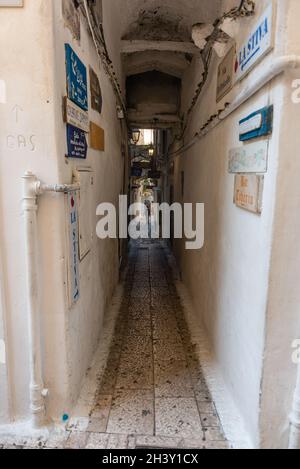 SPERLONGA, ITALIA - 8 NOVEMBRE: Le strade panoramiche nella pittoresca architettura di Sperlonga, una città costiera in provincia di Latina, Italia, circa Foto Stock