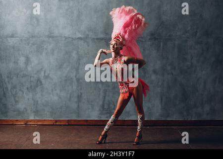 Donna in costume di samba o di Lambada con piume rosa piumino Foto Stock