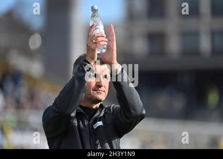 Monaco di Baviera, Germania. 30 Ott 2021. Michael KOELLNER (coach 1860), applauds aplaus, gesture, immagine singola, singolo motivo ritagliato, verticale, verticale, verticale. Campionato di calcio III, Liga3, TSV Monaco di Baviera 1860-SC Friburgo II 6-0 il 10/30/2021 a Muenchen GRUENWALDER STADION. LE NORMATIVE DFL VIETANO L'USO DI FOTOGRAFIE COME SEQUENZE DI IMMAGINI E/O QUASI-VIDEO. Credit: dpa/Alamy Live News Foto Stock