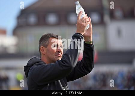 Monaco di Baviera, Germania. 30 Ott 2021. Michael KOELLNER (coach 1860), applauds aplaus, gesture, immagine singola, singolo motivo ritagliato, verticale, verticale, verticale. Campionato di calcio III, Liga3, TSV Monaco di Baviera 1860-SC Friburgo II 6-0 il 10/30/2021 a Muenchen GRUENWALDER STADION. LE NORMATIVE DFL VIETANO L'USO DI FOTOGRAFIE COME SEQUENZE DI IMMAGINI E/O QUASI-VIDEO. Credit: dpa/Alamy Live News Foto Stock