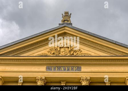 Il timpano del teatro storico di Ystad. Si tratta di un bellissimo edificio neoclassico del 1894, Ystad, Svezia, 15 settembre 2021 Foto Stock