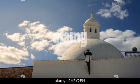 Cupola bianca situata nella città spagnola di Jerez de los Caballeros in Spagna. Bella cupola bianca con cielo blu al recinto dell'Alcazaba che ser Foto Stock