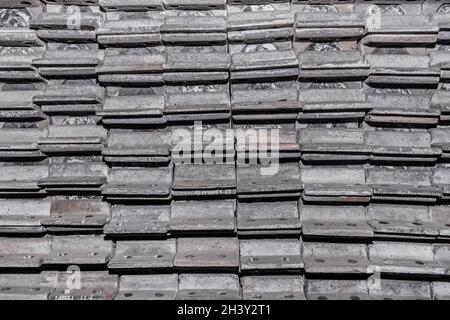 Parti in ferro del pezzo da lavorare per la posa di strutture metalliche di binari ferroviari in un cumulo in un impianto industriale. Foto Stock