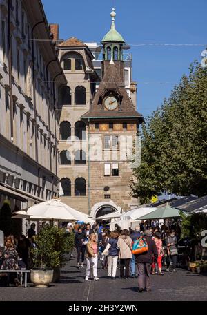 Vista verso la Torre Molard, Place du Molard, Ginevra, Svizzera Foto Stock