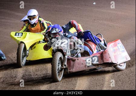 MANCHESTER, REGNO UNITO. IL 30 OTTOBRE Paul Whitelam & Richard Webb (Blue) guida Mick Stace & Ryan Knowles (White) durante il Manchester Masters Sidecar Speedway e Flat Track Racing al National Speedway Stadium di Manchester sabato 30 ottobre 2021. (Credit: Ian Charles | MI News) Credit: MI News & Sport /Alamy Live News Foto Stock