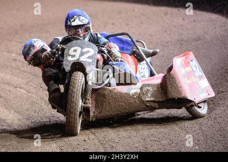 MANCHESTER, REGNO UNITO. 30 OTTOBRE Paul Whitelam & Richard Webb in azione durante il Manchester Masters Sidecar Speedway e Flat Track Racing al National Speedway Stadium di Manchester sabato 30 ottobre 2021. (Credit: Ian Charles | MI News) Credit: MI News & Sport /Alamy Live News Foto Stock