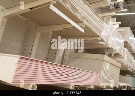 Pallet con cartongesso in lastre di cartongesso nel magazzino dell'edificio. Foto Stock