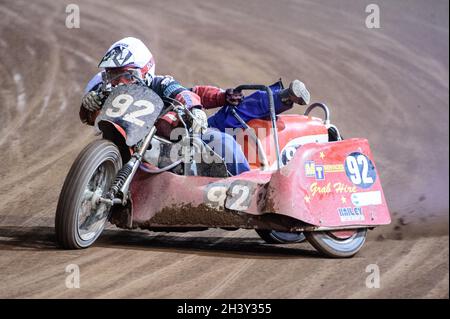 MANCHESTER, REGNO UNITO. 30 OTTOBRE Paul Whitelam & Richard Webb in azione durante il Manchester Masters Sidecar Speedway e Flat Track Racing al National Speedway Stadium di Manchester sabato 30 ottobre 2021. (Credit: Ian Charles | MI News) Credit: MI News & Sport /Alamy Live News Foto Stock