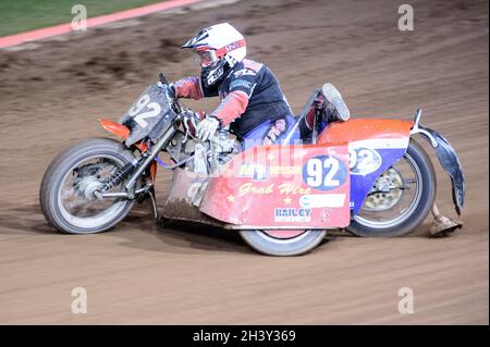 MANCHESTER, REGNO UNITO. 30 OTTOBRE Paul Whitelam & Richard Webb in azione durante il Manchester Masters Sidecar Speedway e Flat Track Racing al National Speedway Stadium di Manchester sabato 30 ottobre 2021. (Credit: Ian Charles | MI News) Credit: MI News & Sport /Alamy Live News Foto Stock