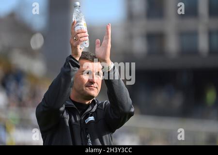 Monaco di Baviera, Germania. 30 Ott 2021. Michael KOELLNER (coach 1860), applauds aplaus, gesture, immagine singola, singolo motivo ritagliato, verticale, verticale, verticale. Campionato di calcio III, Liga3, TSV Monaco di Baviera 1860-SC Friburgo II 6-0 il 10/30/2021 a Muenchen GRUENWALDER STADION. LE NORMATIVE DFL VIETANO L'USO DI FOTOGRAFIE COME SEQUENZE DI IMMAGINI E/O QUASI-VIDEO. Credit: dpa/Alamy Live News Foto Stock