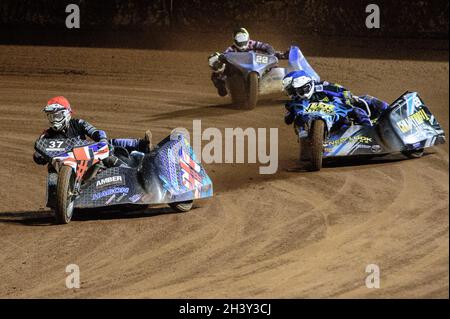 MANCHESTER, REGNO UNITO. IL 30 OTTOBRE Mark Cossar & Gareth Williams (Red) guida Matt Tirell & Liam Brown (Blue) e Will Penfold & Ricky Pay (Yellow) nella finale di Sidecar durante il Manchester Masters Sidecar Speedway e Flat Track Racing presso il National Speedway Stadium di Manchester sabato 30 ottobre 2021. (Credit: Ian Charles | MI News) Credit: MI News & Sport /Alamy Live News Foto Stock