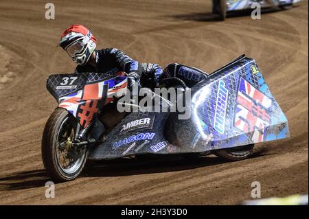 MANCHESTER, REGNO UNITO. 30 OTTOBRE Mark Cossar e Gareth Williams in corso per vincere la finale e sono stati imbattuti tutta la sera durante il Manchester Masters Sidecar Speedway e Flat Track Racing al National Speedway Stadium di Manchester sabato 30 ottobre 2021. (Credit: Ian Charles | MI News) Credit: MI News & Sport /Alamy Live News Foto Stock