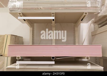 Pallet con cartongesso in lastre di cartongesso nel magazzino dell'edificio. Foto Stock