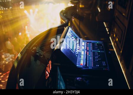 Console di mixaggio, equalizzazione manuale dei canali audio nel night club Foto Stock