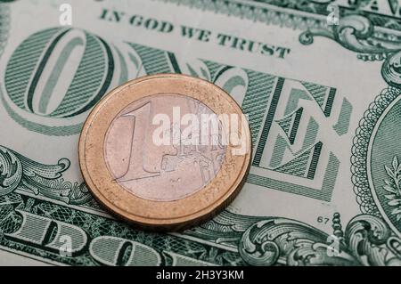 Un dollaro USA e una moneta da 1 euro Foto Stock