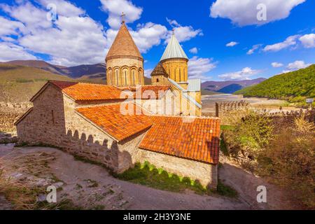 Complesso del castello di Ananuri sul fiume Aragvi in Georgia Foto Stock