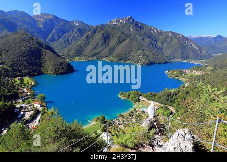 Il bellissimo lago di Ledro in Trentino. Italia settentrionale, Europa. Foto Stock