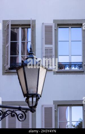 Lanterna vecchia strada di fronte alle finestre con persiane, Città Vecchia, Ginevra, Svizzera Foto Stock