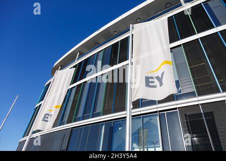 Ernst Young EY, sede centrale nell'edificio Skyloop dell'aeroporto di Stoccarda in Germania Foto Stock