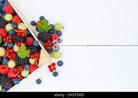 Frutti di bosco frutta fragole fragole fragole mirtilli mirtillo con testo spazio libero copyspace nella casella Foto Stock