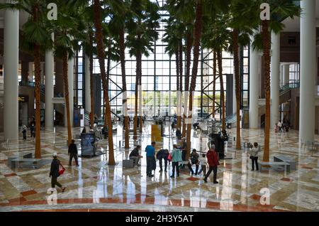 Brookfield Place di NYC ospita un'installazione interattiva di Gabe BC chiamata Memento Mori, più grande degli scheletri di vita che trasformano il Wintergarden Foto Stock