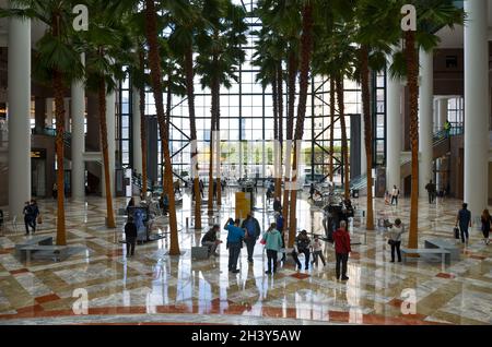 Brookfield Place di NYC ospita un'installazione interattiva di Gabe BC chiamata Memento Mori, più grande degli scheletri di vita che trasformano il Wintergarden Foto Stock