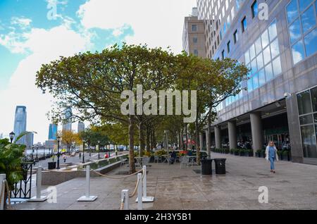 Brookfield Place di NYC ospita un'installazione interattiva di Gabe BC chiamata Memento Mori, più grande degli scheletri di vita che trasformano il Wintergarden Foto Stock