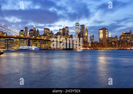 New York City Skyline Nacht Stadt Manhattan Brooklyn Bridge World Trade Center WTC Foto Stock