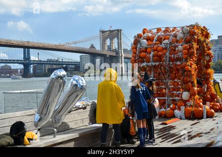Il South Street Seaport Pumpkin Arch di New York è tornato per l'autunno del 30 ottobre 2021. Foto Stock