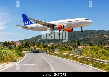 SAS Scandinavian Airlines Airbus A320 Aircraft Skiathos Airport in Grecia Foto Stock