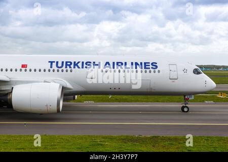 Turkish Airlines Airbus A350-900 Aircraft Amsterdam Schiphol Airport Foto Stock