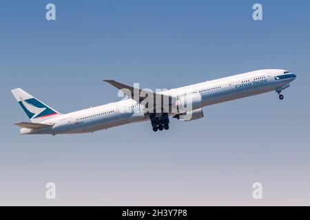 Cathay Pacific Boeing 777-300ER Flugzeug Flughafen Hong Kong Foto Stock