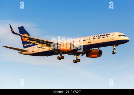 Icelandair Boeing 757-200 Aircraft London Heathrow Airport Foto Stock