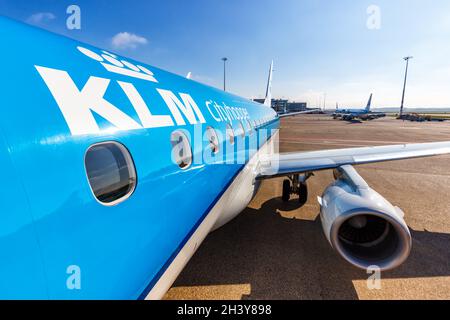 KLM cityhopper Embraer 175 aereo Aeroporto Schiphol di Amsterdam Foto Stock