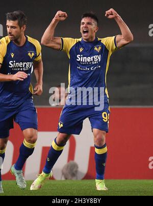 (211031) -- VERONA, 31 ottobre 2021 (Xinhua) -- Giovanni Simeone (R) di Hellas Verona celebra la sua meta durante una partita di calcio tra Hellas Verona e FC Juventus a Verona, 30 ottobre 2021. (Foto di Federico Tardito/ Xinhua) Foto Stock