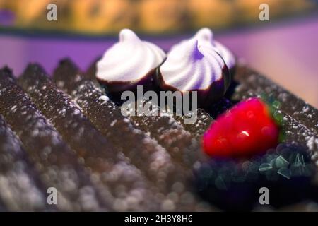 Un buffet di dessert allestito in occasione di un evento. Foto Stock