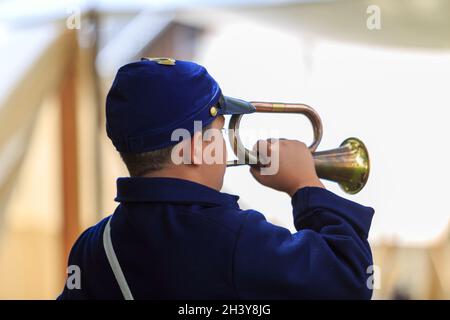 Gettysburg, Pennsylvania, USA - 2 luglio 2016: Un ragazzo gioca un contrabbando come un combattente dell'esercito durante una rievocazione nel centro di Gettysburg durante la commemorazione annuale della battaglia Foto Stock