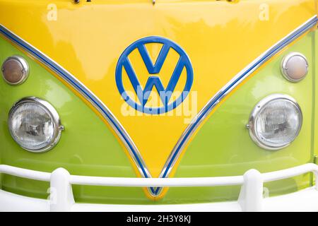 21-08-2021 Brasschaat, Anversa, Belgio la parte anteriore di un camper verde e giallo d'epoca VW o Vokswagen camper van nei colori di Braz Foto Stock