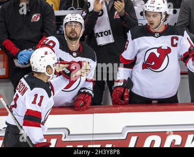 New Jersey Devils sinistra ala Andreas Johnsson (11) lega il suo punteggio a gol in ritardo nel durante il primo periodo al PPG Paints Arena di Pittsburgh il sabato 30 ottobre 2021. Foto di Archie Carpenter/UPI Foto Stock