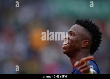 (211031) -- ELCHE, 31 ottobre 2021 (Xinhua) -- Vinicius Jr. Del Real Madrid celebra il suo obiettivo durante una partita di calcio spagnola di prima divisione tra Elche CF e Real Madrid CF a Elche, Spagna, il 30 ottobre 2021. (Str/Xinhua) Foto Stock