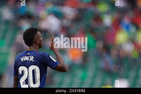 (211031) -- ELCHE, 31 ottobre 2021 (Xinhua) -- Vinicius Jr. Del Real Madrid celebra il suo obiettivo durante una partita di calcio spagnola di prima divisione tra Elche CF e Real Madrid CF a Elche, Spagna, il 30 ottobre 2021. (Str/Xinhua) Foto Stock