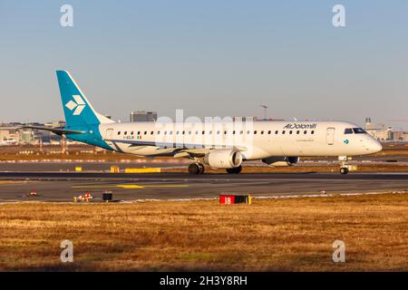 Air Dolomiti Embraer 195 Aircraft Aeroporto di Francoforte in Germania Foto Stock