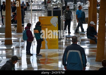 Brookfield Place di New York ospita un'installazione interattiva di Gabe BC chiamata Memento Mori, più grande degli scheletri di vita che trasformano il Wintergarden il 30 ottobre 2021. (Foto di Ryan Rahman/Pacific Press) Foto Stock